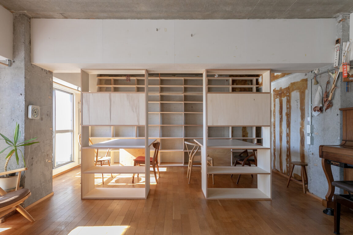 Flat with corridor room / 廊下室のあるフラット-ワークスペースの家具